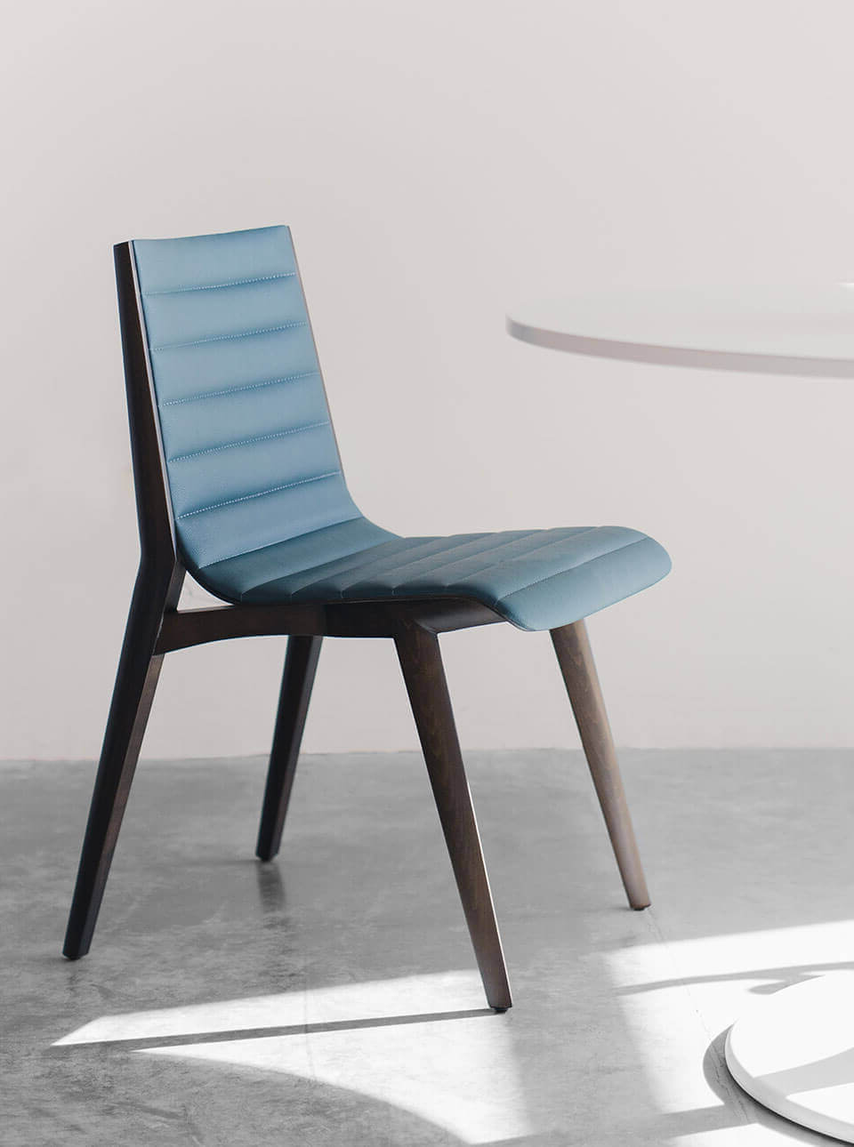 Sleek Office Chair with Ergonomic Design – Bild 4