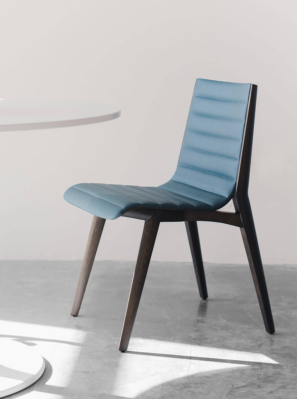 Sleek Office Chair with Ergonomic Design – Bild 3